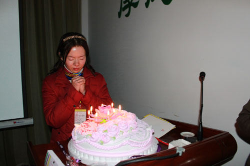 所有易道总部同仁祝福在十一月过生日的丁莉老师生日快乐,在寿星许愿