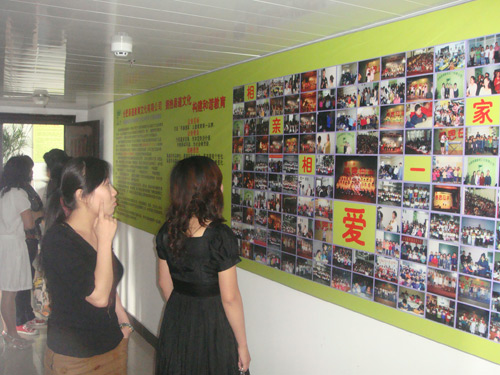易道文化长廊引起加盟商驻足观看